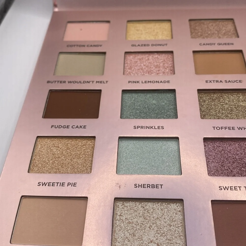 Iconic London Treat Yourself Eyeshadow Palette Shimmer Neutral Matte 20 shades